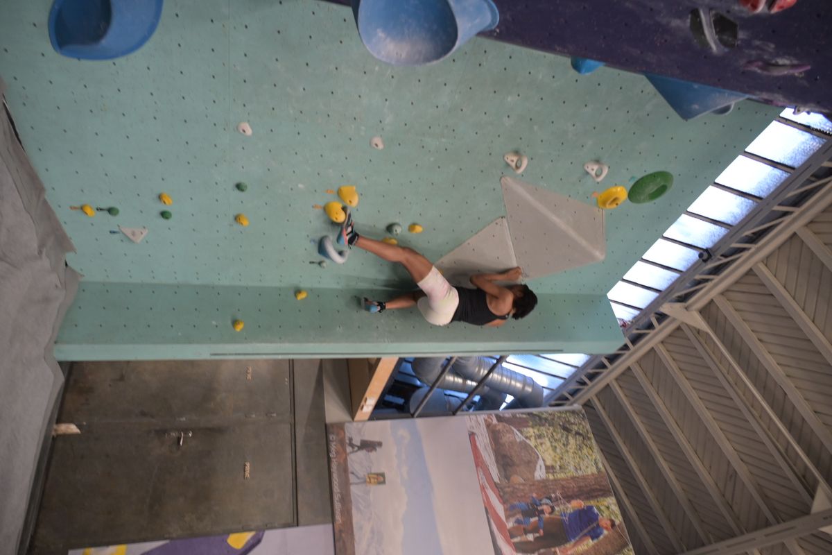 Escalade en salle : grimper ensemble pour tisser des liens