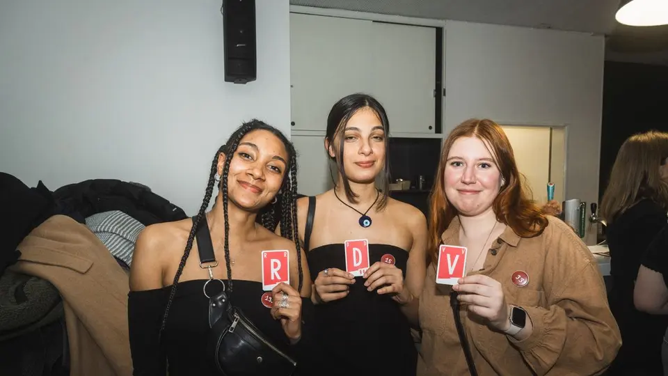 Trois participantes avec leurs badges Rendez-vous