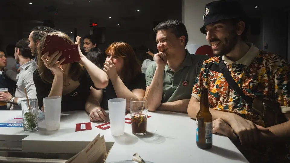 Une soirée jeux de cartes dans un bar